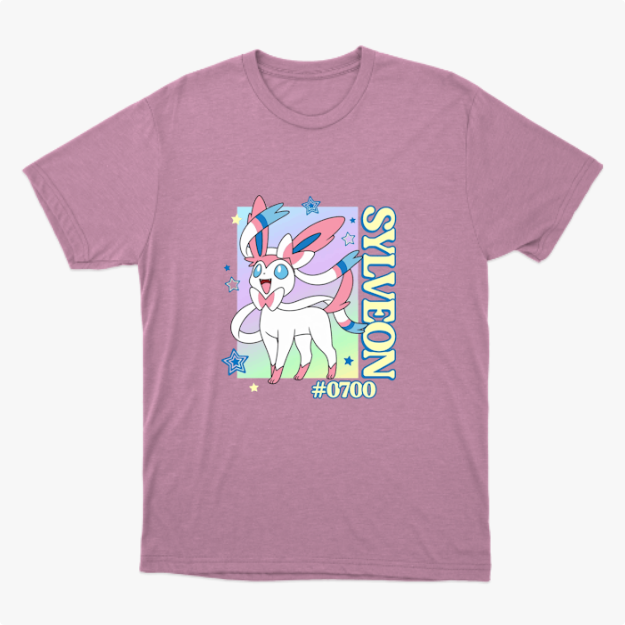 Camiseta com estampa frontal de personagem com fitas, estrelas ao redor, texto vertical "SYLVEON" e "#0700".