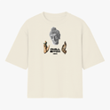 Camiseta com estampa frontal de cabeça de Buda cinza, duas mãos distintas segurando flores, uma cobra desenhada e a frase "Chill Bitch" em destaque.