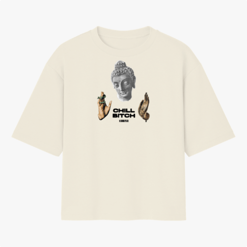 Camiseta com estampa frontal de cabeça de Buda cinza, duas mãos distintas segurando flores, uma cobra desenhada e a frase "Chill Bitch" em destaque.