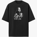 Camiseta com estampa frontal de três retratos detalhados sobrepostos de um homem em diferentes poses, com nome estilizado na parte inferior.