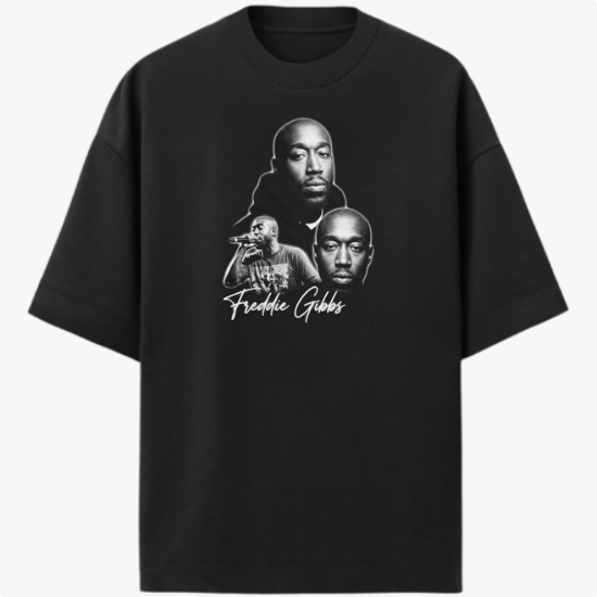 Camiseta com estampa frontal de três retratos detalhados sobrepostos de um homem em diferentes poses, com nome estilizado na parte inferior.