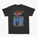Camiseta com estampa frontal de letras estilizadas com efeito de estrela e estampa traseira de rosto detalhado em estilo ilustração com adornos.