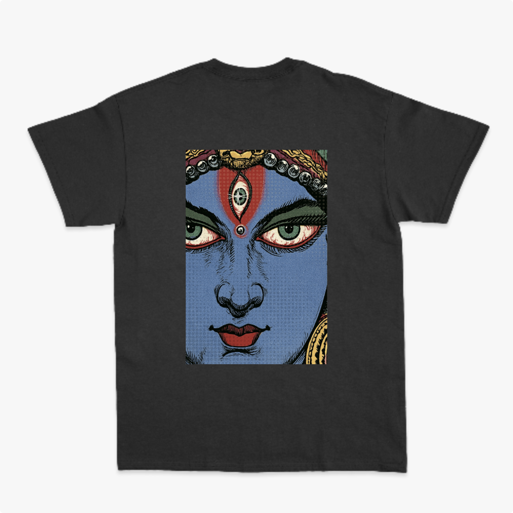 Camiseta com estampa frontal de letras estilizadas com efeito de estrela e estampa traseira de rosto detalhado em estilo ilustração com adornos.