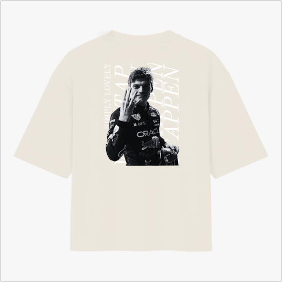Camiseta com estampa frontal de um logotipo e nome em tamanho pequeno e estampa traseira de um piloto em ação com texto estilizado ao fundo.