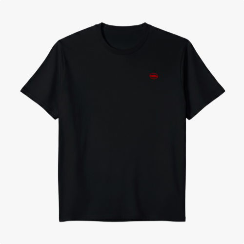 Camiseta com estampa frontal de logotipo circular pequeno e estampa traseira de arte vertical com padrões geométricos e letras estilizadas.