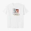 Camiseta com estampa frontal de uma lata de energético ao lado de um maço de cigarros e um papel com a palavra "BREAKFAST" escrita.