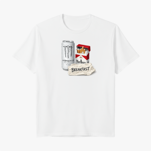 Camiseta com estampa frontal de uma lata de energético ao lado de um maço de cigarros e um papel com a palavra "BREAKFAST" escrita.