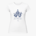 Camiseta com estampa frontal de três corações entrelaçados com símbolos religiosos e texto abaixo "Jesus, Maria e José", acompanhados de desenhos detalhados.