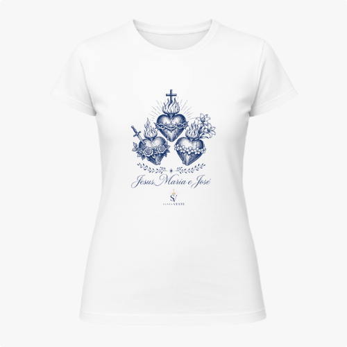 Camiseta com estampa frontal de três corações entrelaçados com símbolos religiosos e texto abaixo "Jesus, Maria e José", acompanhados de desenhos detalhados.