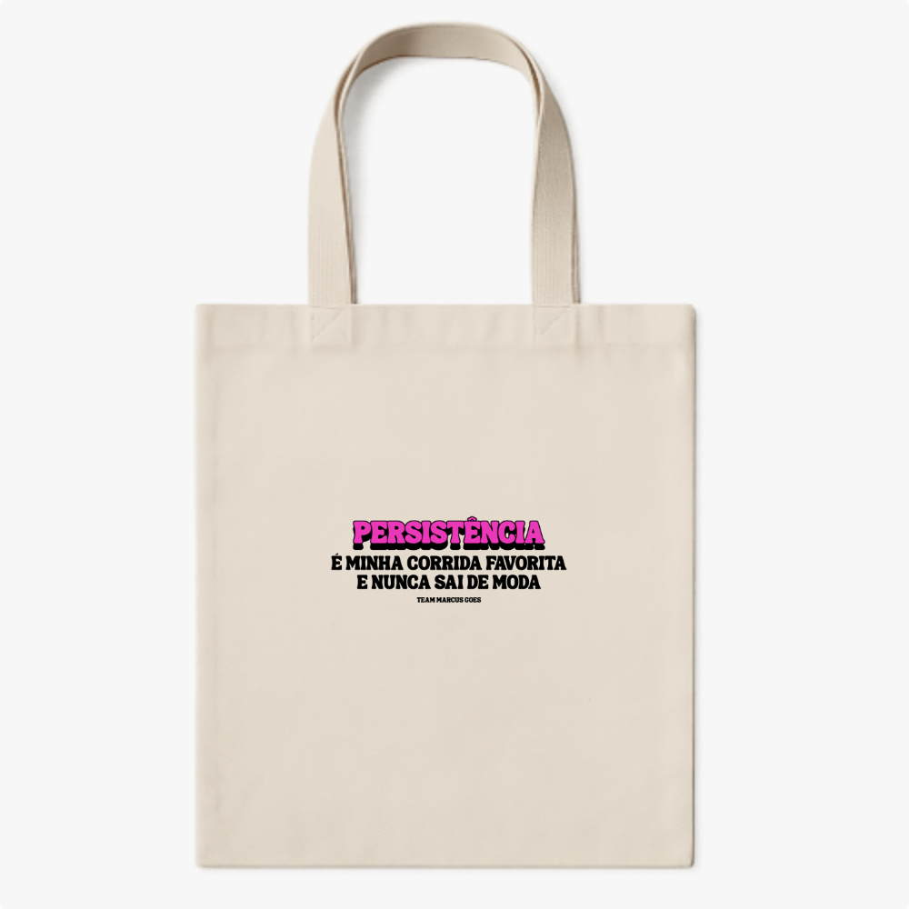 Ecobag com estampa frontal de texto em destaque dizendo "PERSISTÊNCIA" e abaixo "É minha corrida favorita e nunca sai de moda", além de assinatura.