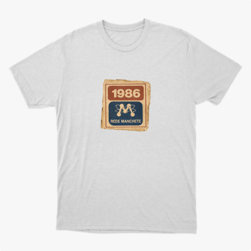Camiseta com estampa frontal de um selo retangular retrô com o ano "1986" no topo e a inscrição "Rede Manchete" abaixo, separado por um símbolo estilizado.