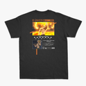 Camiseta com estampa frontal de guerreiro musculoso segurando uma arma sobre fundo circular e estampa traseira de personagem em pose poderosa com texto.