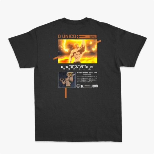 Camiseta com estampa frontal de guerreiro musculoso segurando uma arma sobre fundo circular e estampa traseira de personagem em pose poderosa com texto.