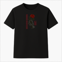 Camiseta com estampa frontal de uma mão metálica segurando uma rosa e estampa traseira de um guerreiro em armadura sobre campo de batalha, cercado por texto.