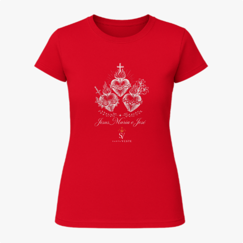 Camiseta com estampa frontal de três corações entrelaçados com símbolos religiosos e texto abaixo "Jesus, Maria e José", acompanhados de desenhos detalhados.