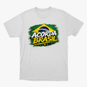 Camiseta com estampa frontal de bandeira estilizada, com o texto "ACORDA BRASIL" em destaque sobre um fundo pincelado e cinco estrelas alinhadas.
