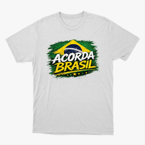 Camiseta com estampa frontal de bandeira estilizada, com o texto "ACORDA BRASIL" em destaque sobre um fundo pincelado e cinco estrelas alinhadas.