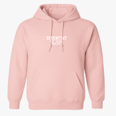 Moletom com estampa frontal de texto "SEVENTY x 7" seguido por "EST. 33 A.D. GRACE DEPT.", destacando uma estética minimalista e moderna.