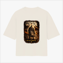 Camiseta com estampa frontal de texto "PRIMAL WEAR" e estampa traseira de guerreiro com capa segurando espadas, cercado por cenário flamejante e texto.