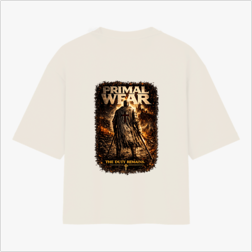 Camiseta com estampa frontal de texto "PRIMAL WEAR" e estampa traseira de guerreiro com capa segurando espadas, cercado por cenário flamejante e texto.