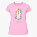 Camiseta com estampa frontal de imagem de Nossa Senhora em moldura colorida com flores e frase "Nossa Senhora, rogai por nós" e estampa traseira de logotipo com cruz e texto.