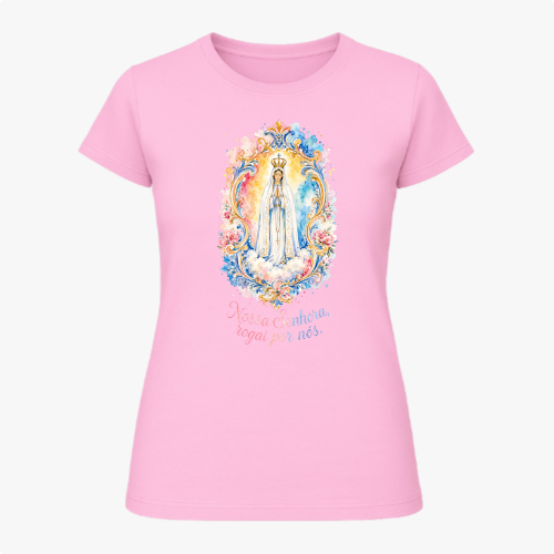 Camiseta com estampa frontal de imagem de Nossa Senhora em moldura colorida com flores e frase "Nossa Senhora, rogai por nós" e estampa traseira de logotipo com cruz e texto.
