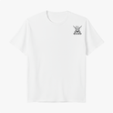 Camiseta com estampa frontal de um crânio com duas armas cruzadas, texto acima e abaixo, e estampa traseira com a frase "cada um no seu corre" em escrita cursiva.