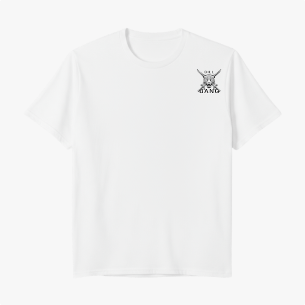 Camiseta com estampa frontal de um crânio com duas armas cruzadas, texto acima e abaixo, e estampa traseira com a frase "cada um no seu corre" em escrita cursiva.