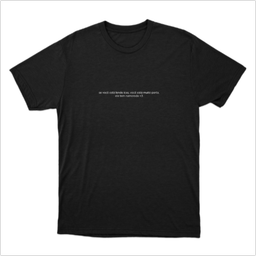 Camiseta com estampa frontal de texto estilizado, onde se lê "se você está lendo isso, você está muito perto, dê dois passos para trás 👀".
