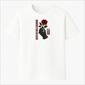 Camiseta com estampa frontal de mão metálica segurando uma rosa e texto vertical. Estampa traseira de guerreiro medieval em paisagem épica com textos adjacentes.