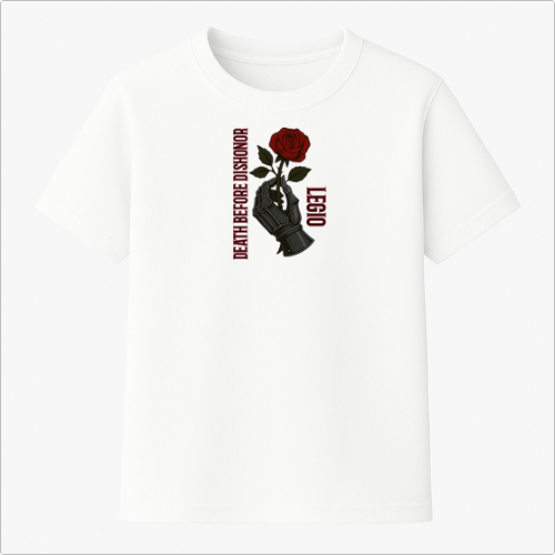 Camiseta com estampa frontal de mão metálica segurando uma rosa e texto vertical. Estampa traseira de guerreiro medieval em paisagem épica com textos adjacentes.