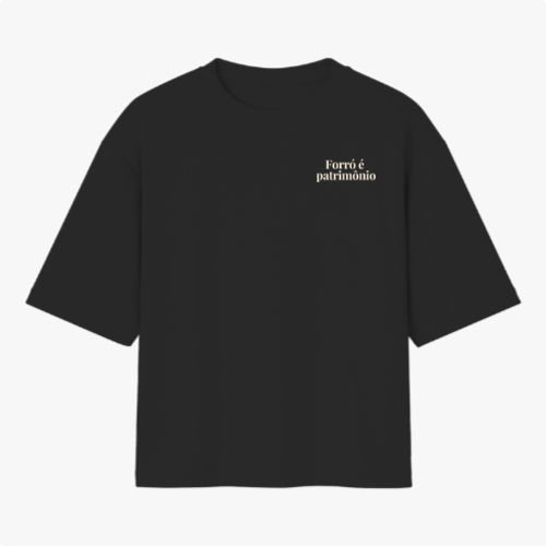 Camiseta com estampa frontal de texto "Forró é patrimônio" no lado superior esquerdo e estampa traseira de pequeno círculo ornamental no centro do colarinho.