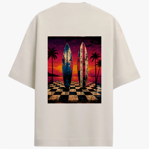 Camiseta com estampa frontal de símbolo minimalista e estampa traseira de pranchas de surfe em fundo de pôr do sol com palmeiras e chão xadrez.