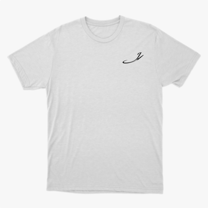 Camiseta com estampa frontal de assinatura curva estilizada pequena no canto superior e estampa traseira de personagens caricatos e sorridentes em grupo colorido.