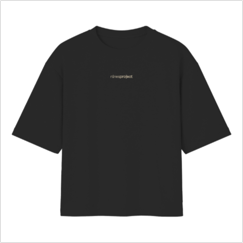 Camiseta com estampa frontal de pequenas letras formando a palavra "rninesproject" no centro e sem estampa traseira, mantendo o design minimalista.