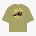Camiseta com estampa frontal de símbolo abstrato com pontas estilizadas e estampa traseira de texto criativo sobre imagem de fita em tom audacioso.