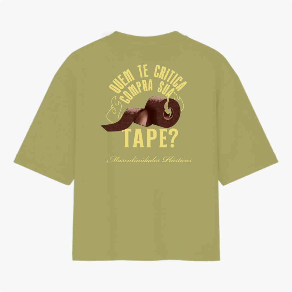 Camiseta com estampa frontal de símbolo abstrato com pontas estilizadas e estampa traseira de texto criativo sobre imagem de fita em tom audacioso.