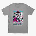 Camiseta com estampa frontal de personagem estilo mangá, com destaque para o olhar intenso acima de várias poses e figuras em ação, acompanhada por texto estilizado.