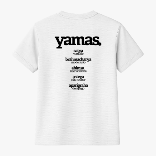 Camiseta com estampa frontal de "asteya. NÃO ROUBAR" e estampa traseira de "yamas." seguida de conceitos como "satya", "brahmacharya", "ahimsa", "asteya" e "aparigraha".