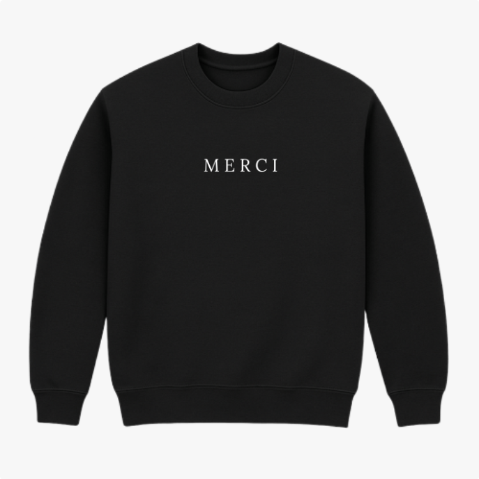 Moletom com estampa frontal de palavra "MERCI" em fonte simples e centralizada.