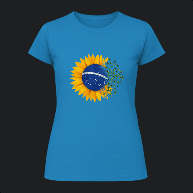 Camiseta com estampa frontal de girassol envolvendo parte de um globo com bandeira detalhada por estrelas e lema, desintegrando-se em fragmentos verdes.