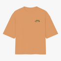 Camiseta com estampa frontal de um pequeno logotipo detalhado centralizado, trazendo elementos textuais estilizados e um ícone sutil acompanhado.