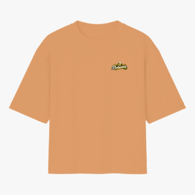 Camiseta com estampa frontal de um pequeno logotipo detalhado centralizado, trazendo elementos textuais estilizados e um ícone sutil acompanhado.