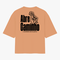 Camiseta com estampa frontal de duas chaves cruzadas estilizadas e estampa traseira de mão segurando chave com texto "Abre Caminho, o sentinela está na porta".