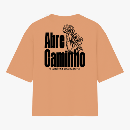 Camiseta com estampa frontal de duas chaves cruzadas estilizadas e estampa traseira de mão segurando chave com texto "Abre Caminho, o sentinela está na porta".