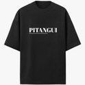 Camiseta com estampa frontal de "PITANGUI" sublinhado e estampa traseira de uma praça com árvore central, banco de madeira e placa de "PAZ E AMOR".