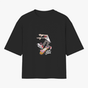 Camiseta com estampa frontal de skatista em manobra radical sobre skate com detalhes gráficos e lettering "Old School" na parte inferior.