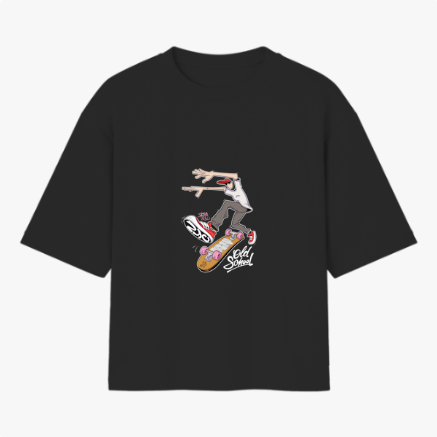 Camiseta com estampa frontal de skatista em manobra radical sobre skate com detalhes gráficos e lettering "Old School" na parte inferior.