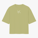 Camiseta com estampa frontal de desenho estilizado minimalista e estampa traseira de dado vermelho flutuante cercado por fumaça sinuosa.