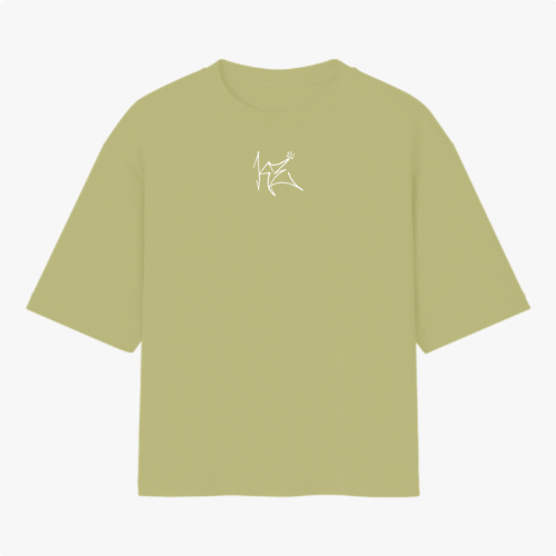 Camiseta com estampa frontal de desenho estilizado minimalista e estampa traseira de dado vermelho flutuante cercado por fumaça sinuosa.